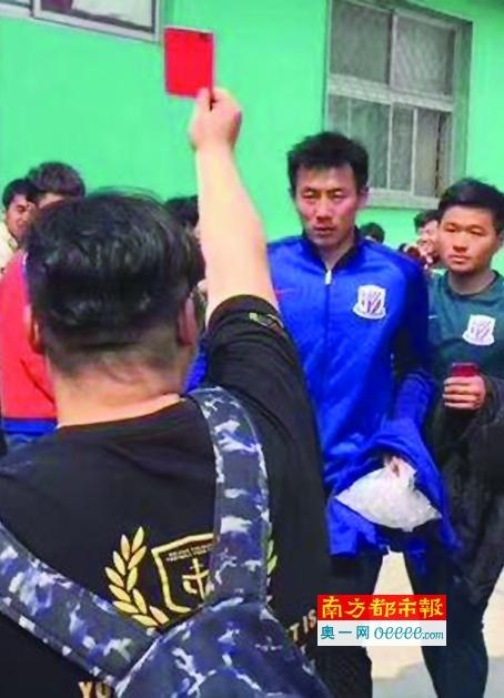 美女扒开尿口和胸洗澡